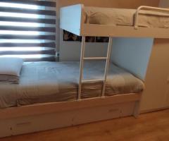 Dormitorio juvenil, tipo tren, con armario y en perfecto estado (tres camas, colchones incluidos)