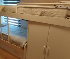 Dormitorio juvenil, tipo tren, con armario y en perfecto estado (tres camas, colchones incluidos)