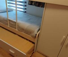 Dormitorio juvenil, tipo tren, con armario y en perfecto estado (tres camas, colchones incluidos)