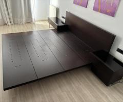 Cama de matrimonio con mesitas