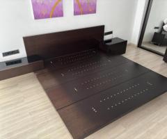 Cama de matrimonio con mesitas