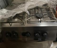 Cocina profesional con seis fuegos y horno