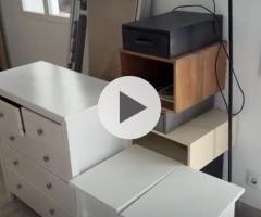 cómoda y 2 mesitas  blancas