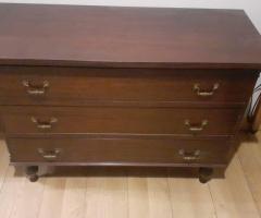 Cómoda de madera oscura