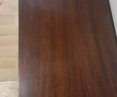 Cómoda de madera oscura
