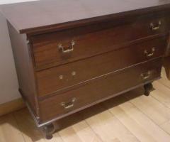 Cómoda de madera oscura