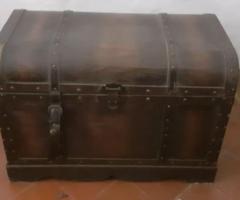 Baúl antiguo de madera y metal